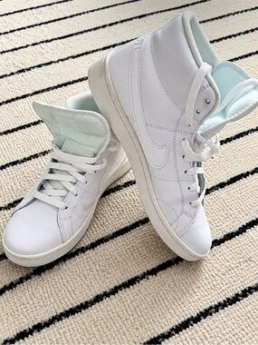 Women's Nike White High-Top Sneakers Sise 9